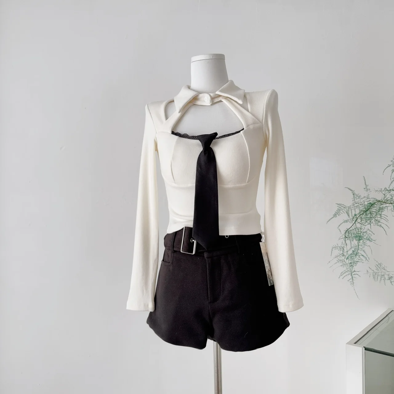 

Женский осенне-зимний сексуальный комплект из двух предметов, женская милая тонкая футболка с длинными рукавами и шорты с высокой талией