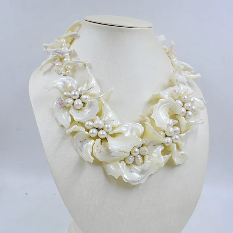 Classic white shell, pearl, flower necklace 20\