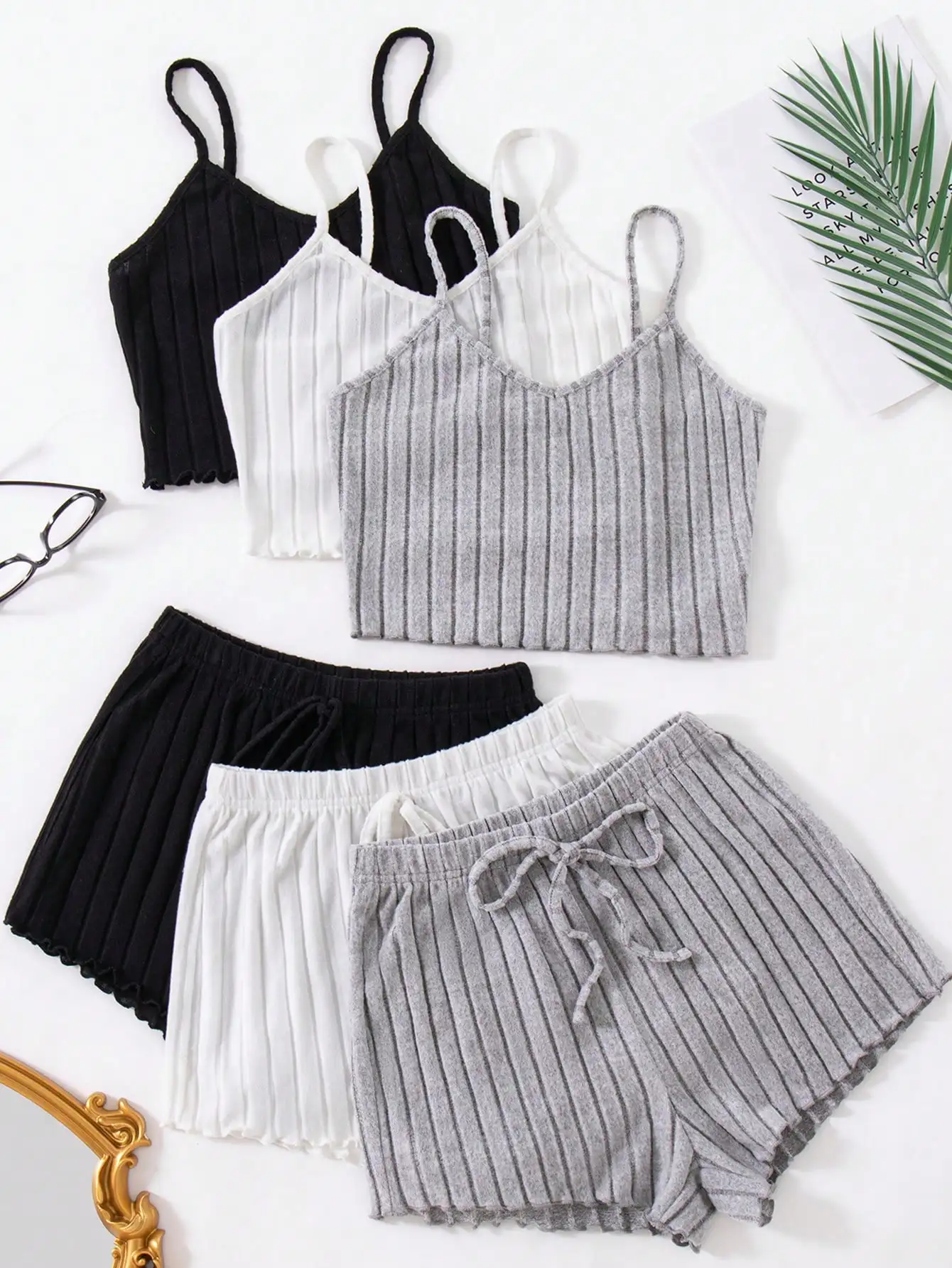 

Комплект из 3 предметов: женский топ на тонких бретелях в рубчик и шорты на завязках, комплект для отдыха