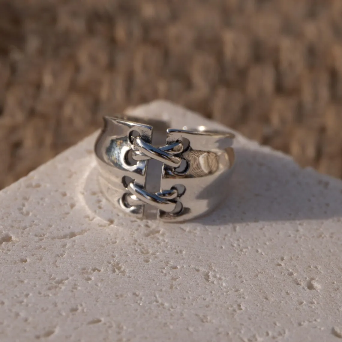 A knotted wide ring, fashionable, suitable for engagement, marriage and daily life, universal accessory for all seasons - no box