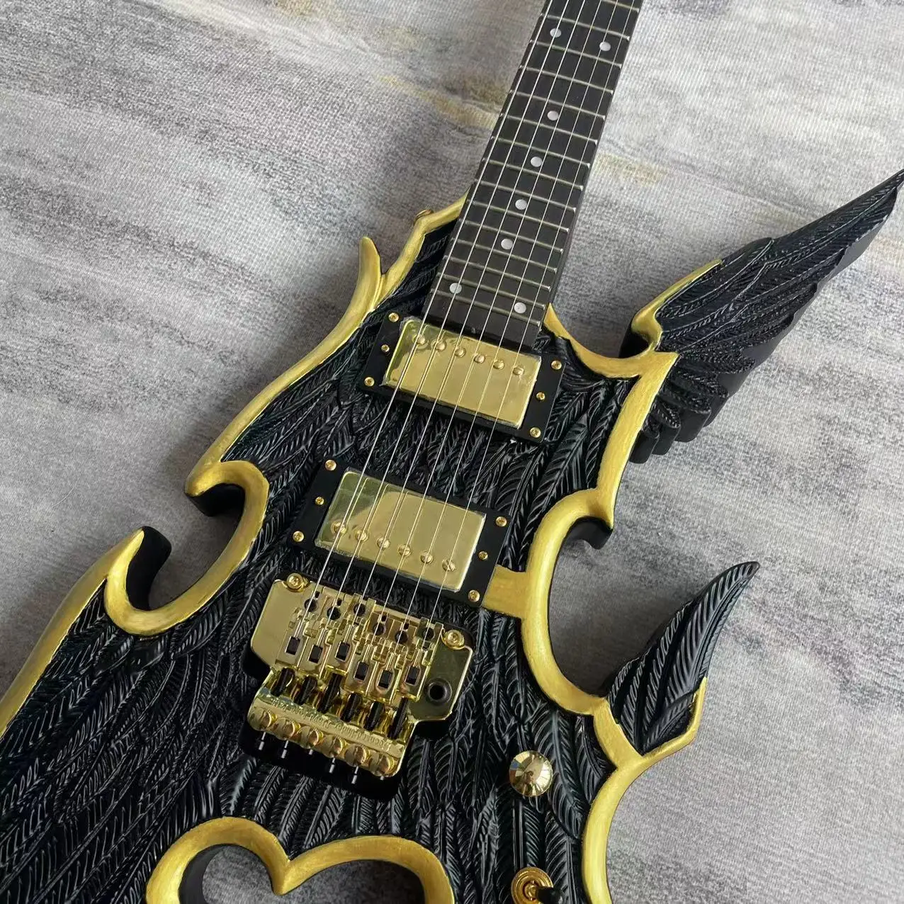 Asas do anjo esculpida guitarra elétrica, corpo preto, acessórios de ouro, fotos reais, ordem e navio imediatamente