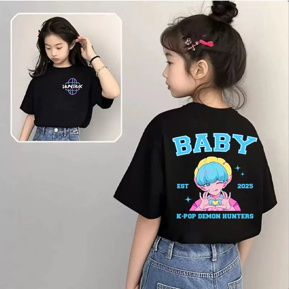 

Милая детская футболка с дизайном "BABY", KPop Demon Hunters Est 2025, с изображением очаровательного мультяшного персонажа, делающего жест в виде сердца