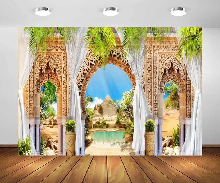 Hermoso fondo Fresco de Egipto, pirámide del desierto, esfinge, puerta de arco de jardín de estilo árabe con cortinas, Fondo de hojas tropicales