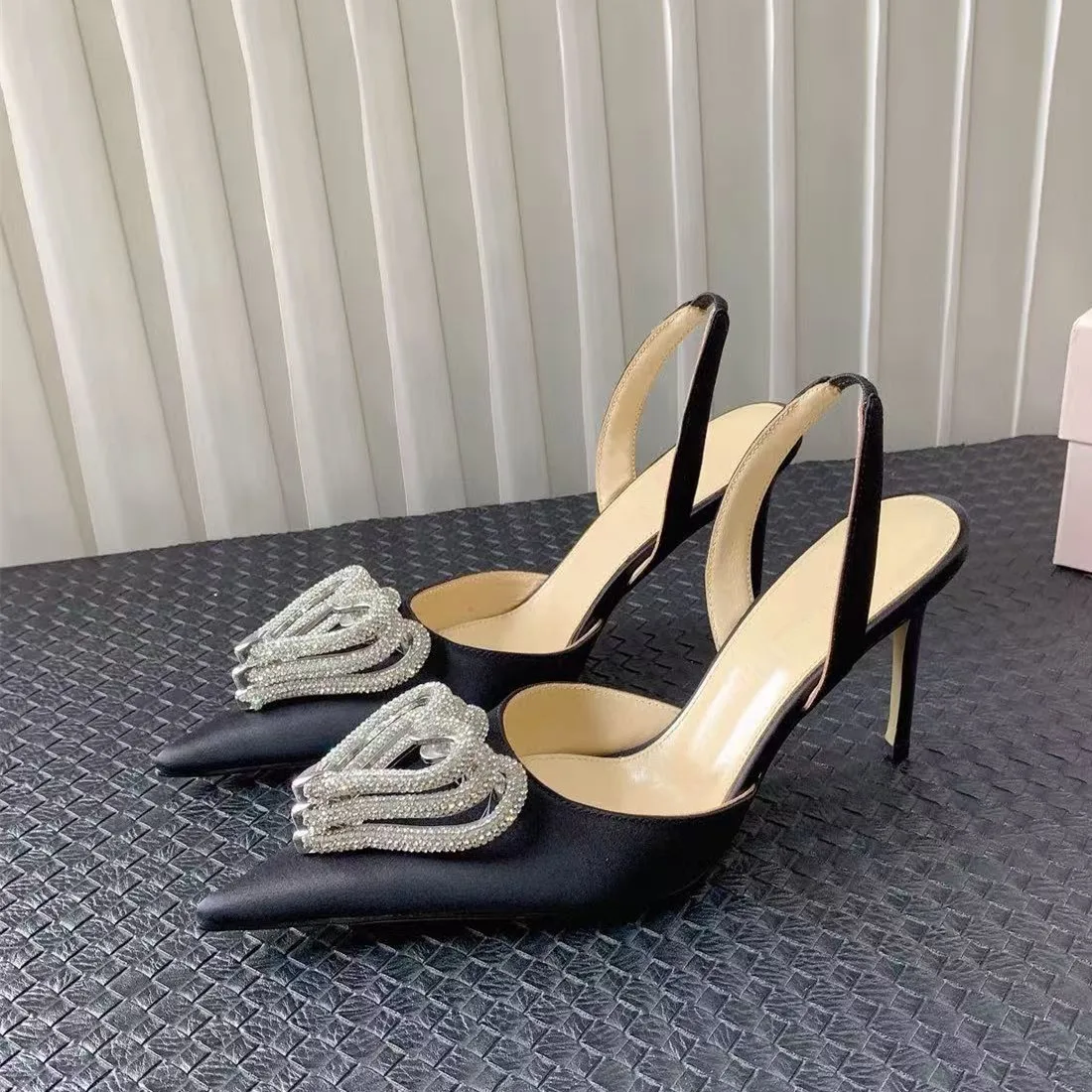 

Прозрачные сандалии Baotou для женщин, летняя новинка, тонкий каблук, популярные в интернете, сексуальные, с кристаллами и стразами, высокие каблуки.