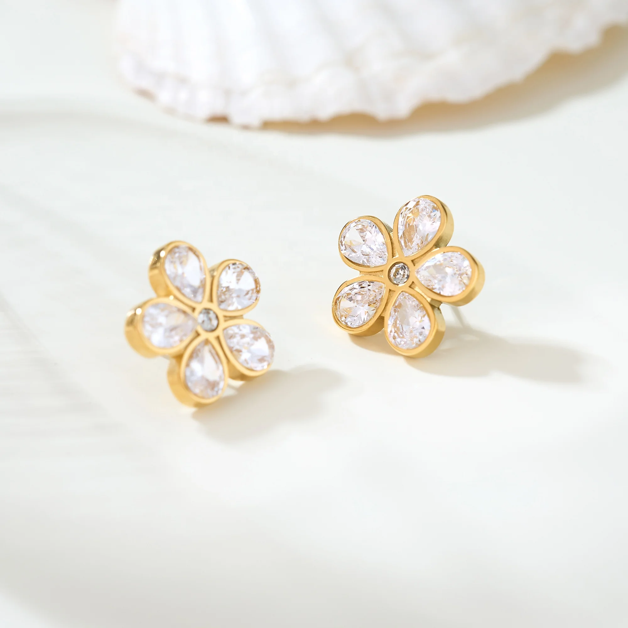 

DASEIN New Cute Flower Daisy White Zircon Stud Earrings 18k Gold Plated Hypoallergenic Stainless Steel Daily Jewelry for Girl