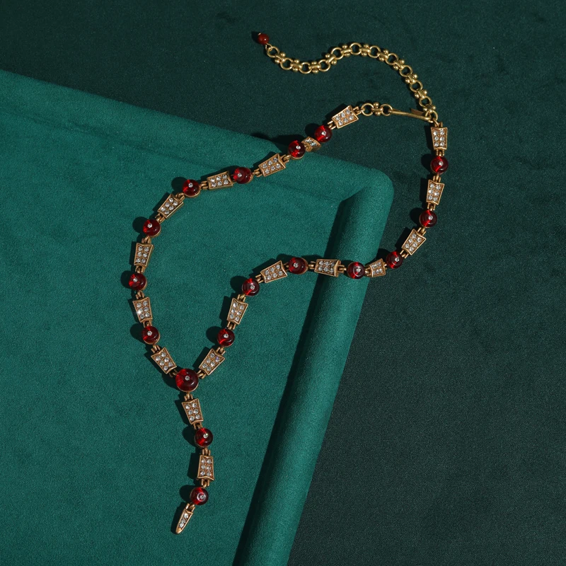 

Винтажное колье-цепочка «Змеиная кожа» с красной глазурью, позолота под старину, стразы, ювелирное изделие класса люкс, дизайнерское, модное, на День Благодарения 2026