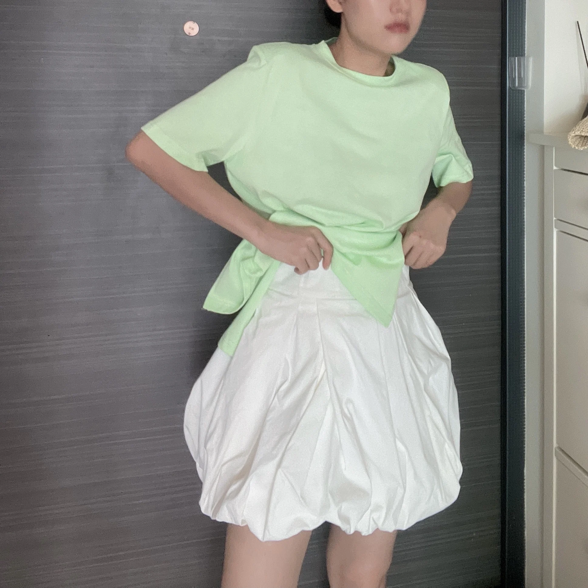 

Женская модная футболка с разрезом на плече, мятно-зеленая, асимметричная, с пуговицами, повседневная, для работы, с коротким рукавом