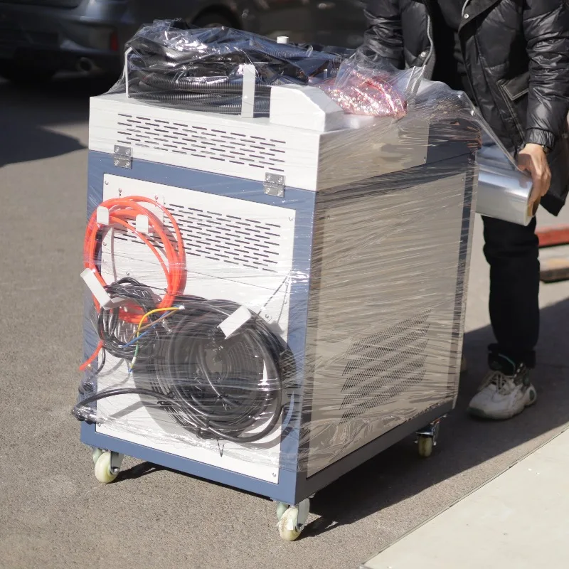 เครื่องเชื่อมเลเซอร์ไฟเบอร์แบบมือถือ ราคาโรงงาน 3000 วัตต์ สำหรับงานโลหะ สแตนเลส เหล็กกล้าคาร์บอน