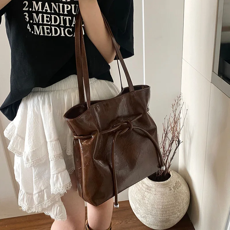 

Новинка весны 2025 года: женская высококачественная пригородная сумка в стиле ретро, просторная сумка через плечо с мягким кожаным шнурком, идеально подходит для работы.