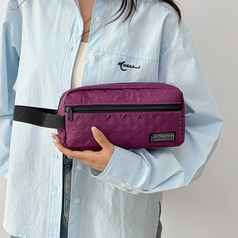 يحمل الرجال والنساء حقائب يد صغيرة محمولة عصرية لحمل العناصر الشخصية الصغيرة والمحافظ الصغيرة.