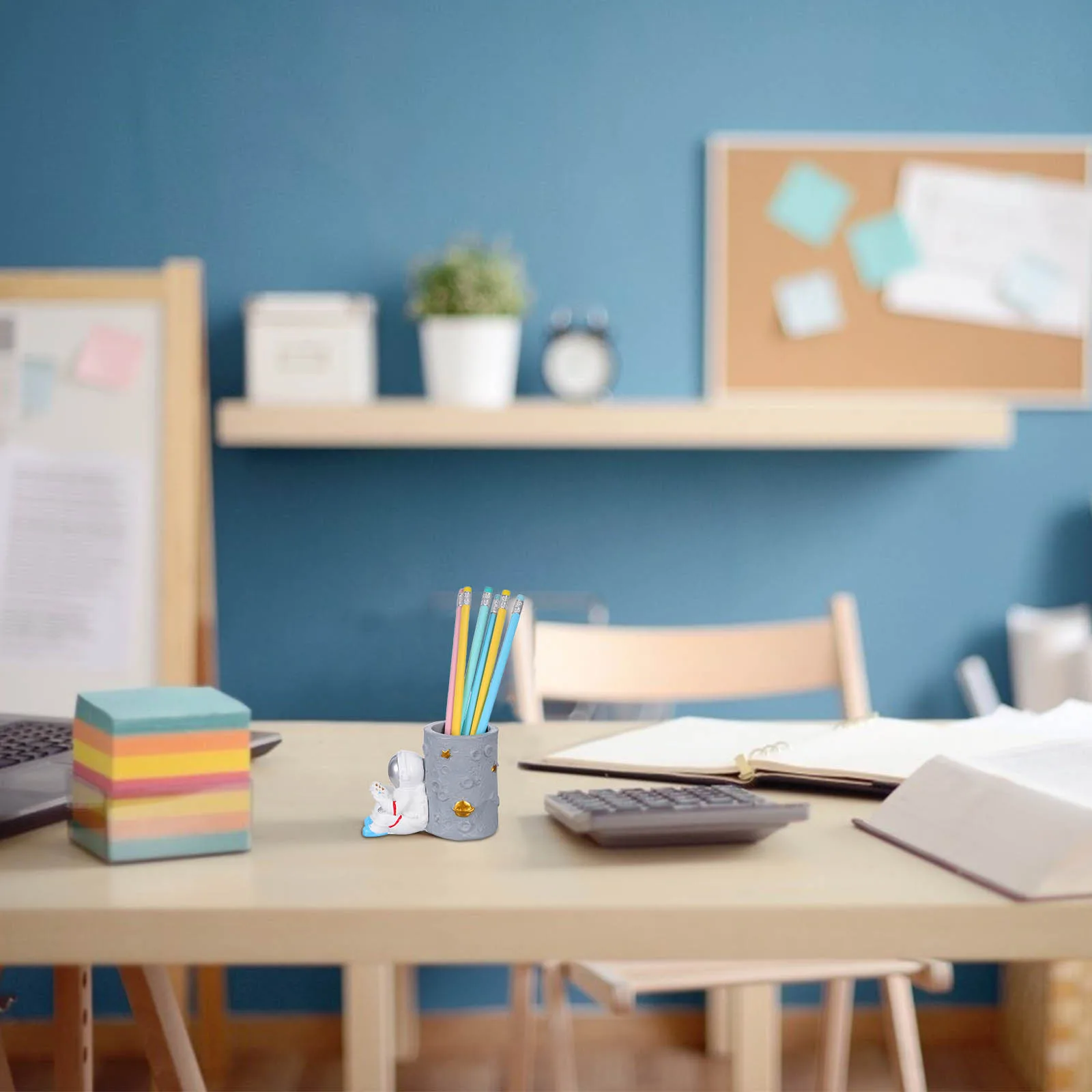 

Resin Astronaut Pen Holder Stylish Pencil Storage Cup for Desk Organizer Home Office School Decoration Gift Idea