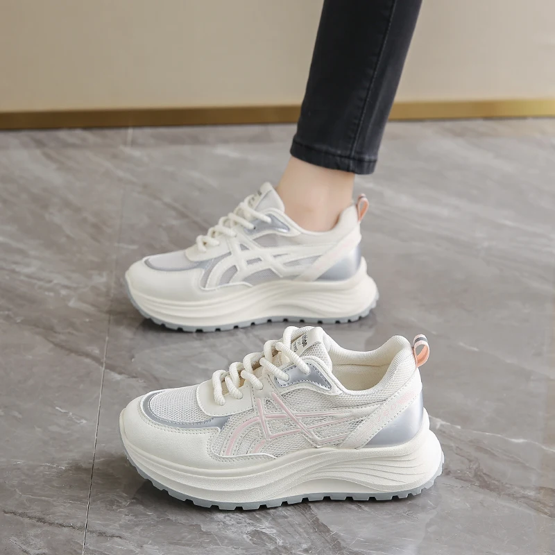 فورست غامب أحذية النساء 2025 الصيف نمط جديد شانغ شي تنفس تنوعا أحذية رياضية غير رسمية سميكة سوليد النساء حذاء أبيض