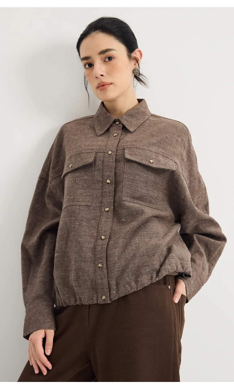 KT7623901 Damen-Overshirt aus Leinen-Woll-Mischgewebe mit breitem Kragen, aufgesetzten Taschen, Druckknöpfen und Kordelzug am Saum, Old Money, Frühherbst, Herbst – Detail 3