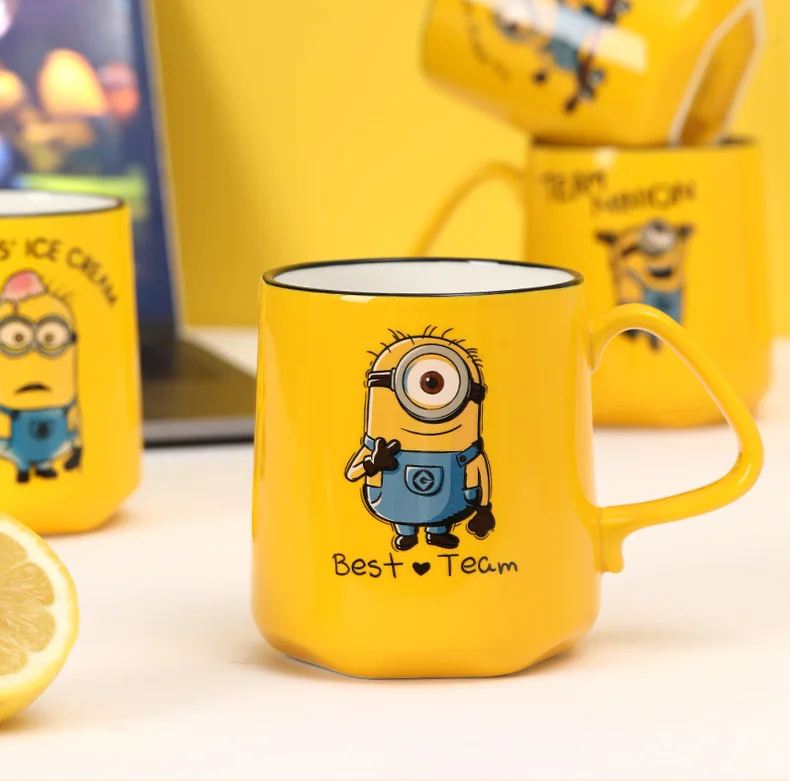 

Керамическая кружка с милым мультяшным рисунком Миньонов — стильная уникальная кофейная чашка для пары с крышкой и ложкой