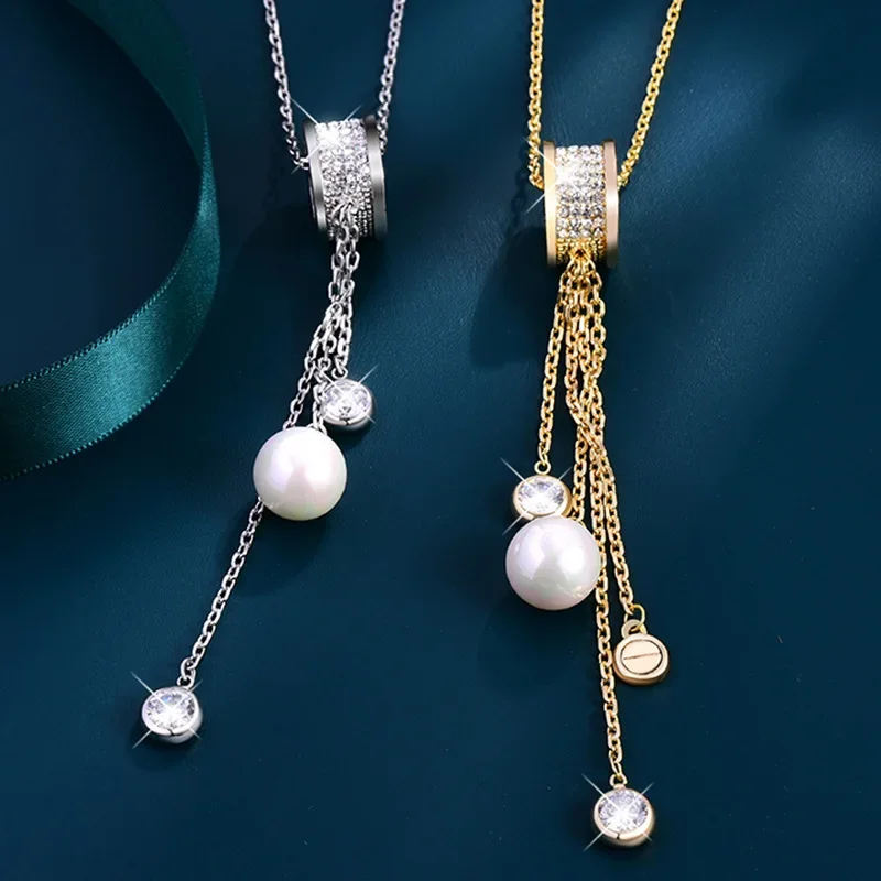 Женщины с новыми мини-свитерами на талии и универсальными осенне-зимними ожерельями с кисточками.