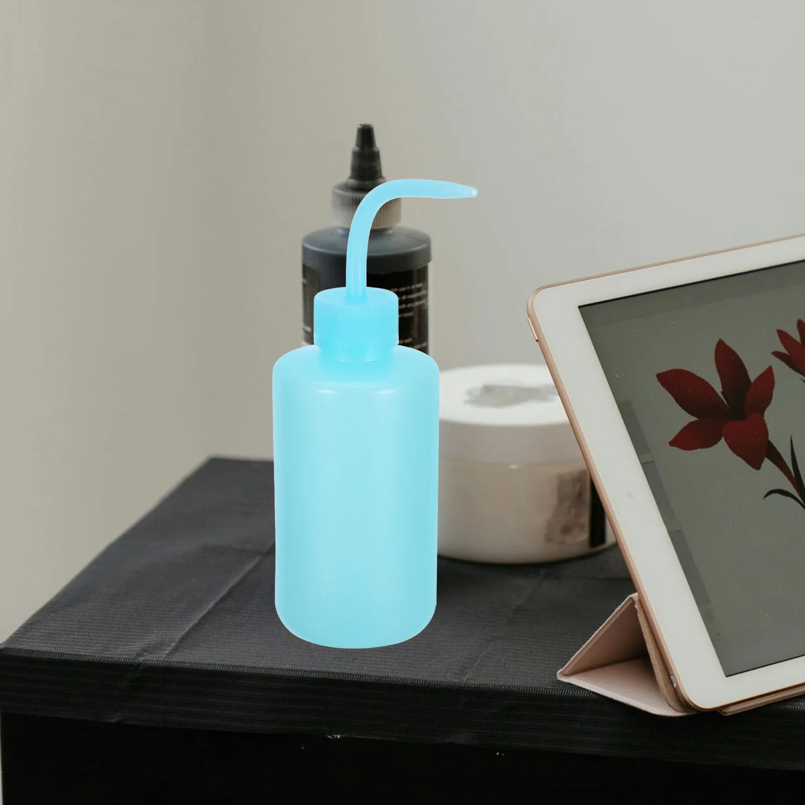 4 bouteilles de lavage pour tatouages, capacité de 250 ml, bouteille d'eau portable à presser, facile à utiliser, bouteille de nettoyage pour artistes, bec courbé