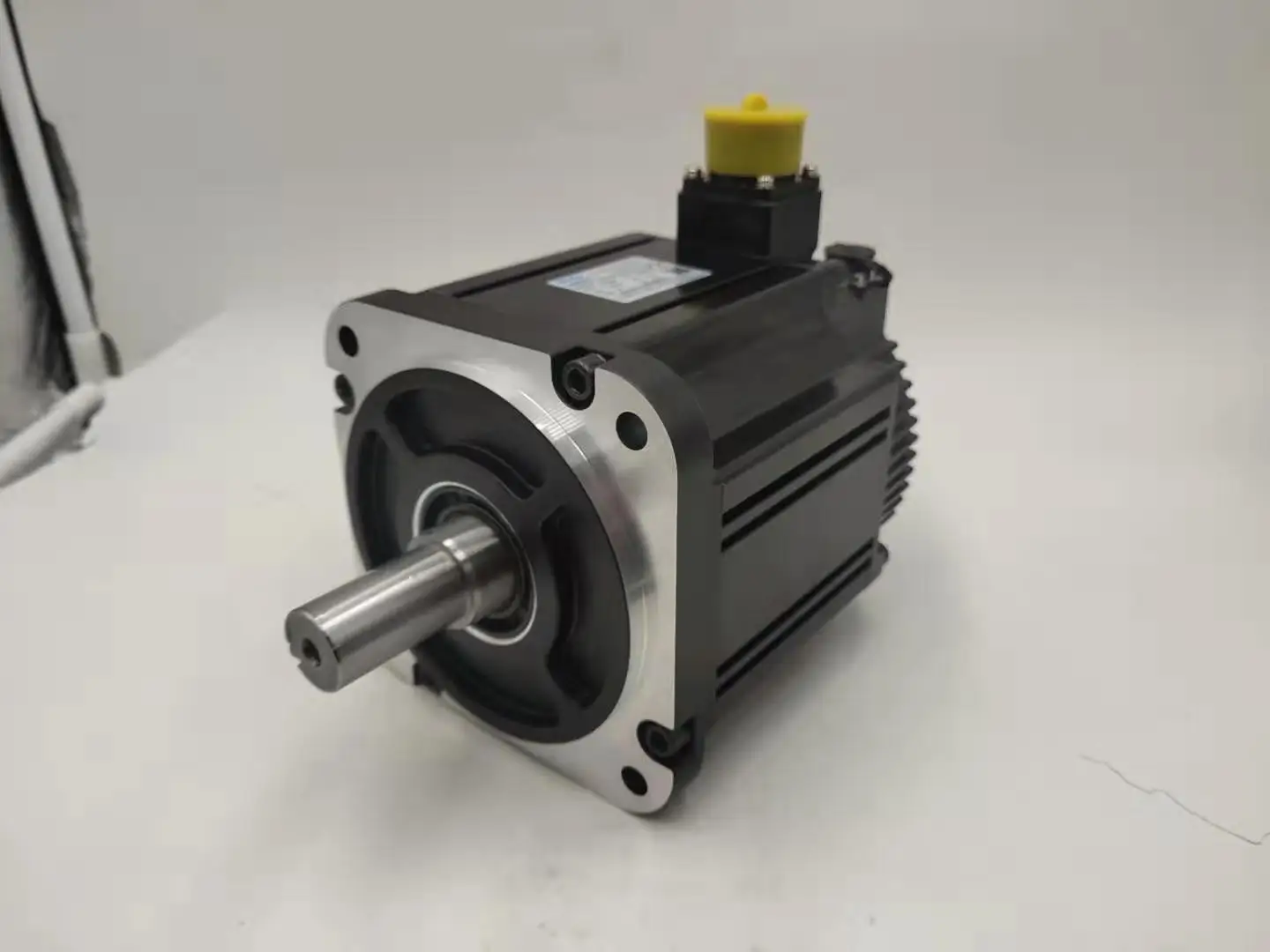 มอเตอร์เซอร์โว AC คุณภาพมาตรฐาน CE ของโรงงานซีเฮง กำลัง 1.3 กิโลวัตต์ ความเร็ว 1500 รอบต่อนาที ใช้ไฟ 220Vac พร้อมไดรเวอร์ ตัวเข้ารหัสแบบ Absolute 17 บิต ระบบเฟสเดียว/สามเฟส ขนาด 130 มม.