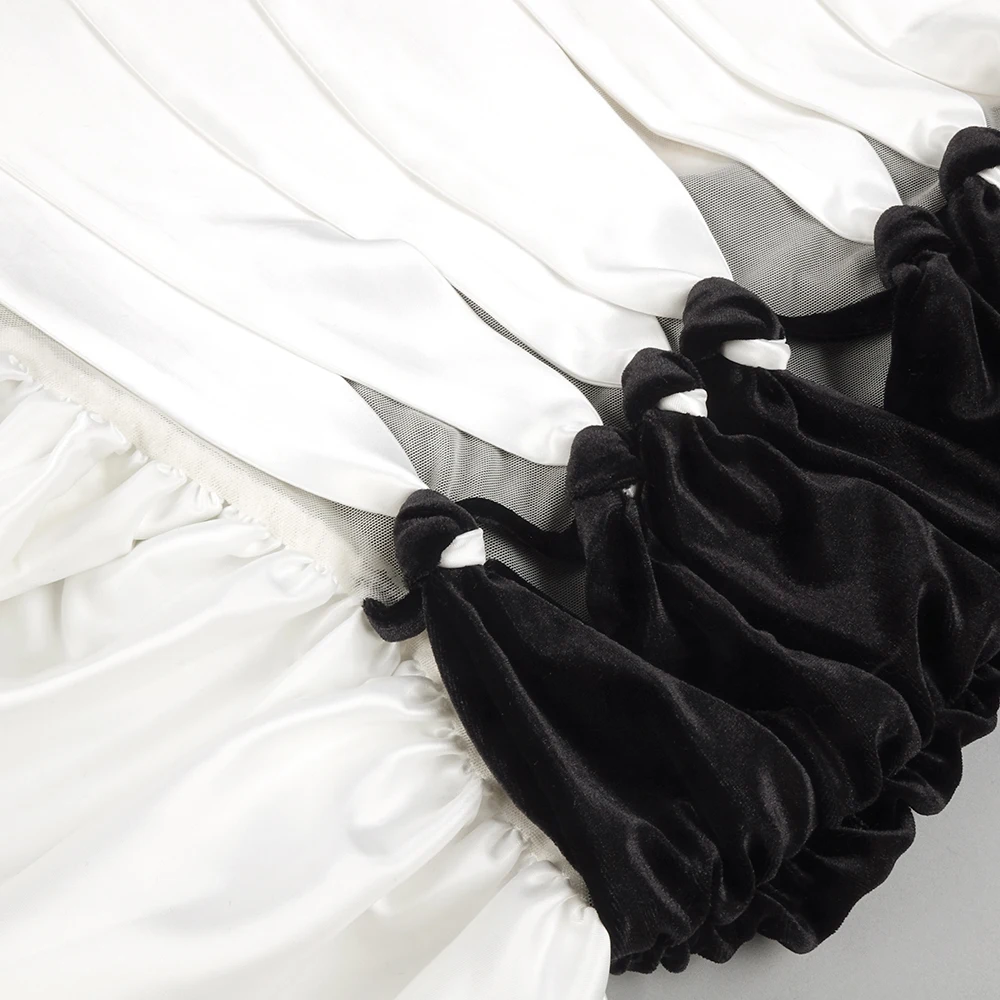 Vestido feminino glamouroso off-white de cetim sem alças com painéis transparentes e saia com babados para galas formais e festas noturnas