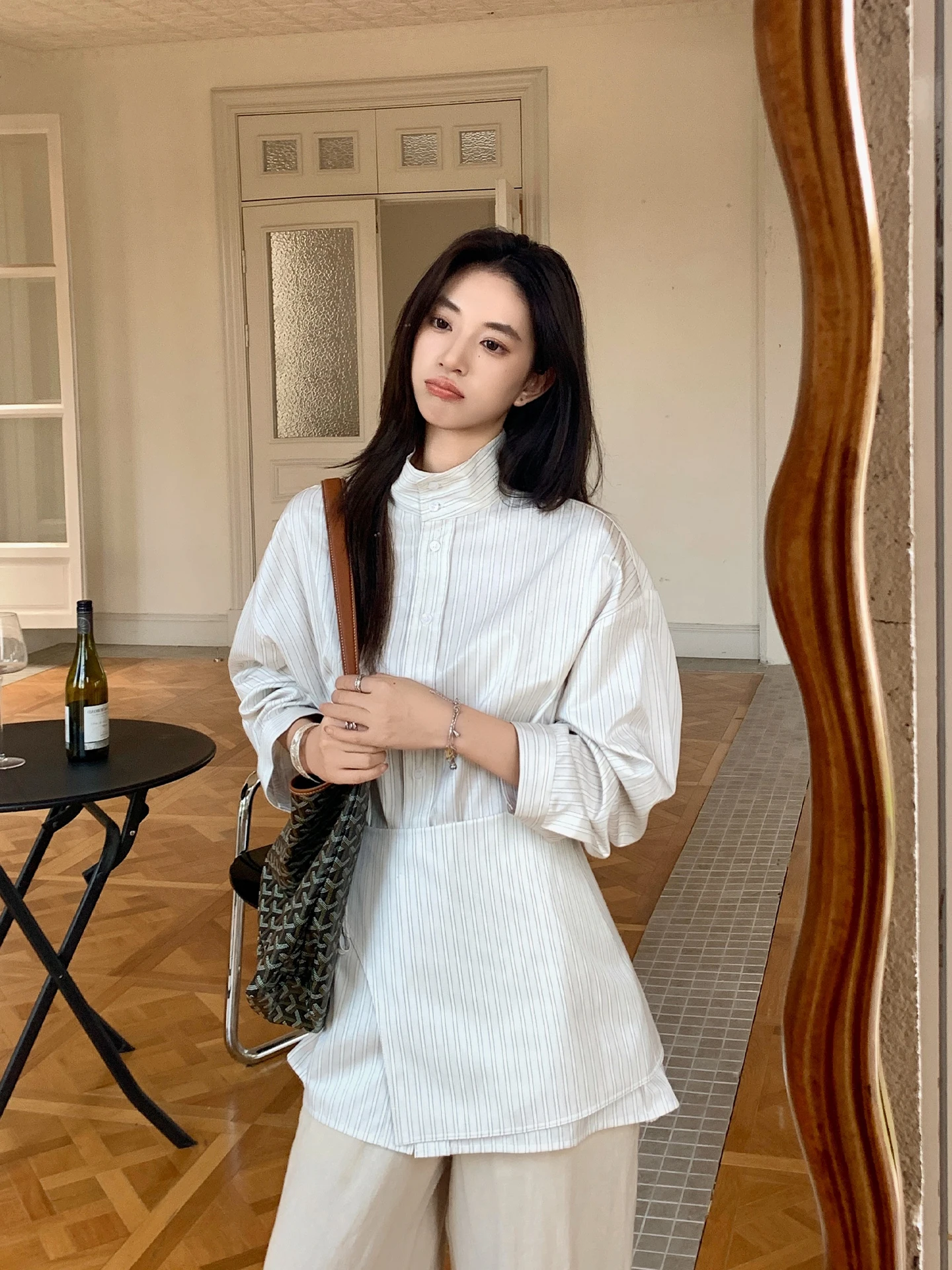 

TWINS Deconstructed Lazy Stripe irt Женский длинный све Корейский дизайн Уникальный воротник Топ из смеси хлопка и полиэстера для поездок на работу