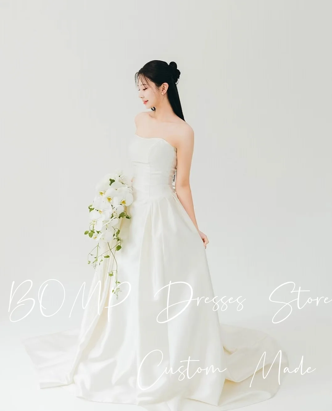 BOMP Einfaches Hochzeitskleid, trägerlos, A-Linie, drapiert, Sweep-Zug, Elfenbeinfarbener Taft, Korea-Fotoshooting, Braut-Empfangskleid, individuell gestaltet