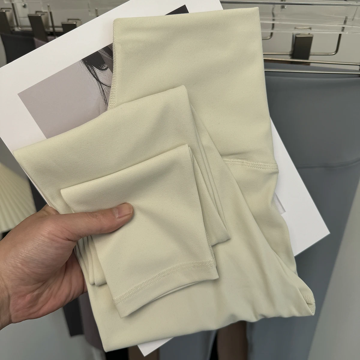 女性の新しいヨガパンツ、ハイウエスト痩身ヒップリフティングタイトフィットネスパンツランニングスポーツピラティストレーニングパンツ