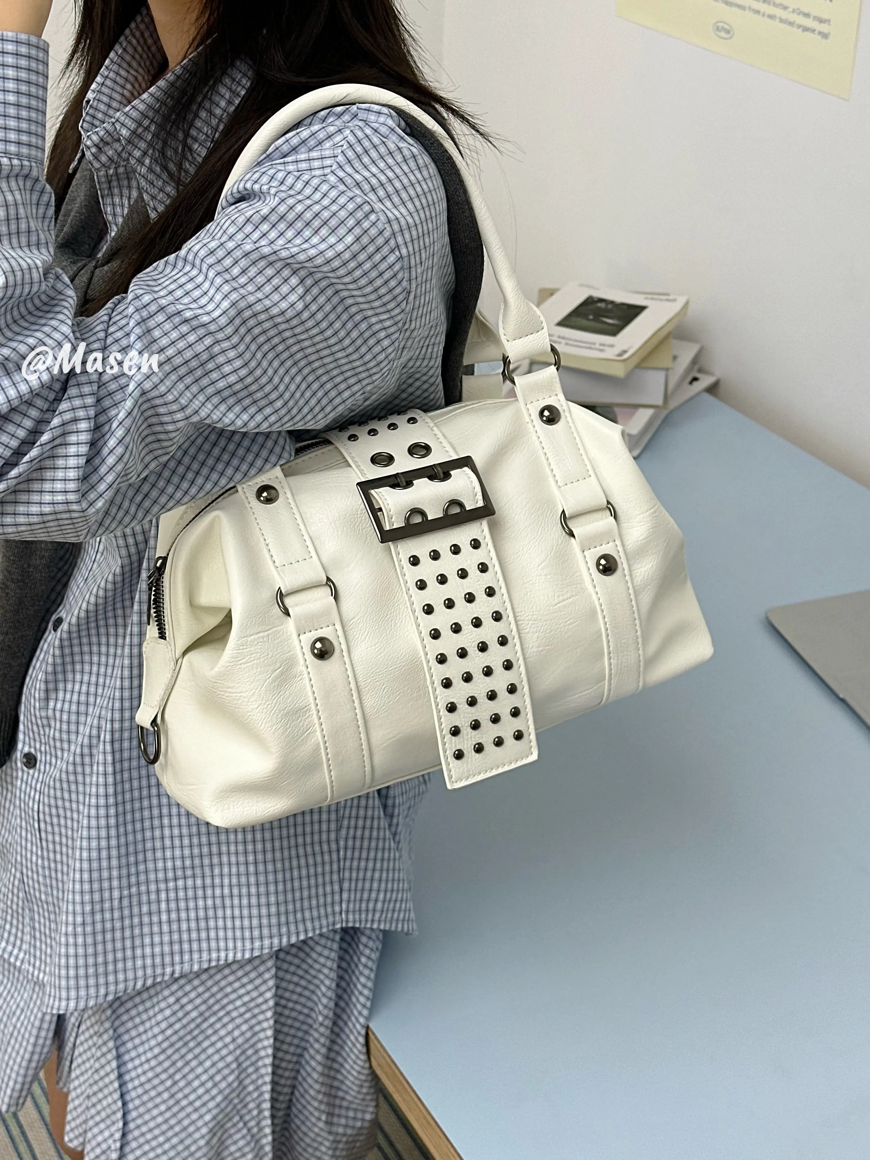 Niche Designer Brand New High Quality Large Capacity Rivet Scooter Bag Fashion Trend Handbag Hot Sale
