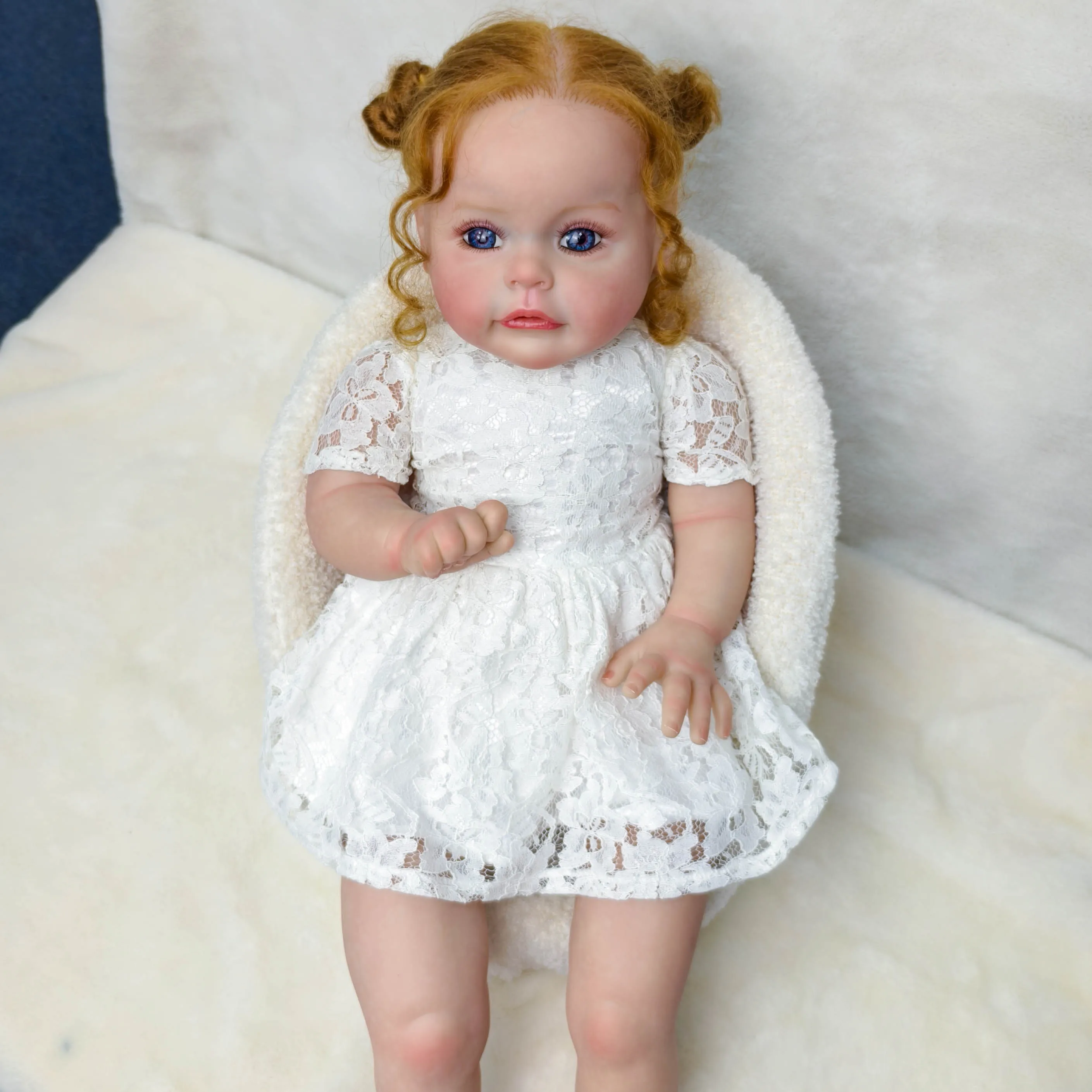 Muñeca Reborn de vinilo de 22" - Pelo largo y rizado rubio coleccionable raro, ojos azules, vestido blanco, soporte para sentarse posable, caja de regalo