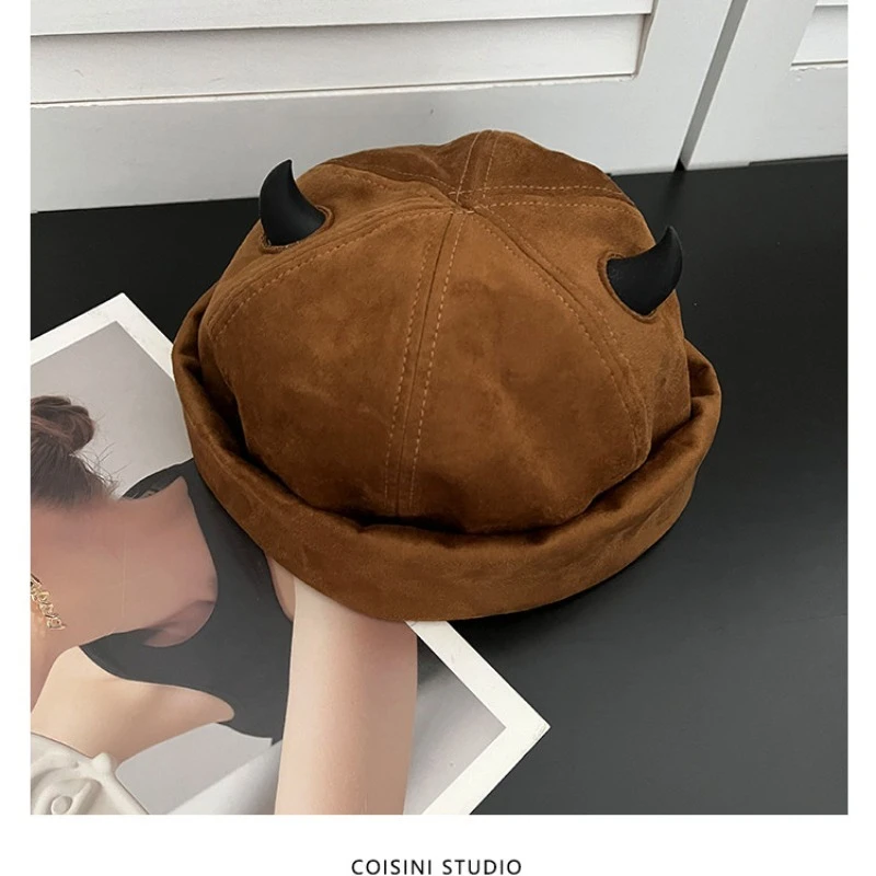 Japanische Retro-Wildleder-Mütze mit kleinen Teufelshörnern für Männer und Frauen im Herbst und Winter, Nischen-Trend Hip-Hop-Melonenhaut-Kappe – Detail 6