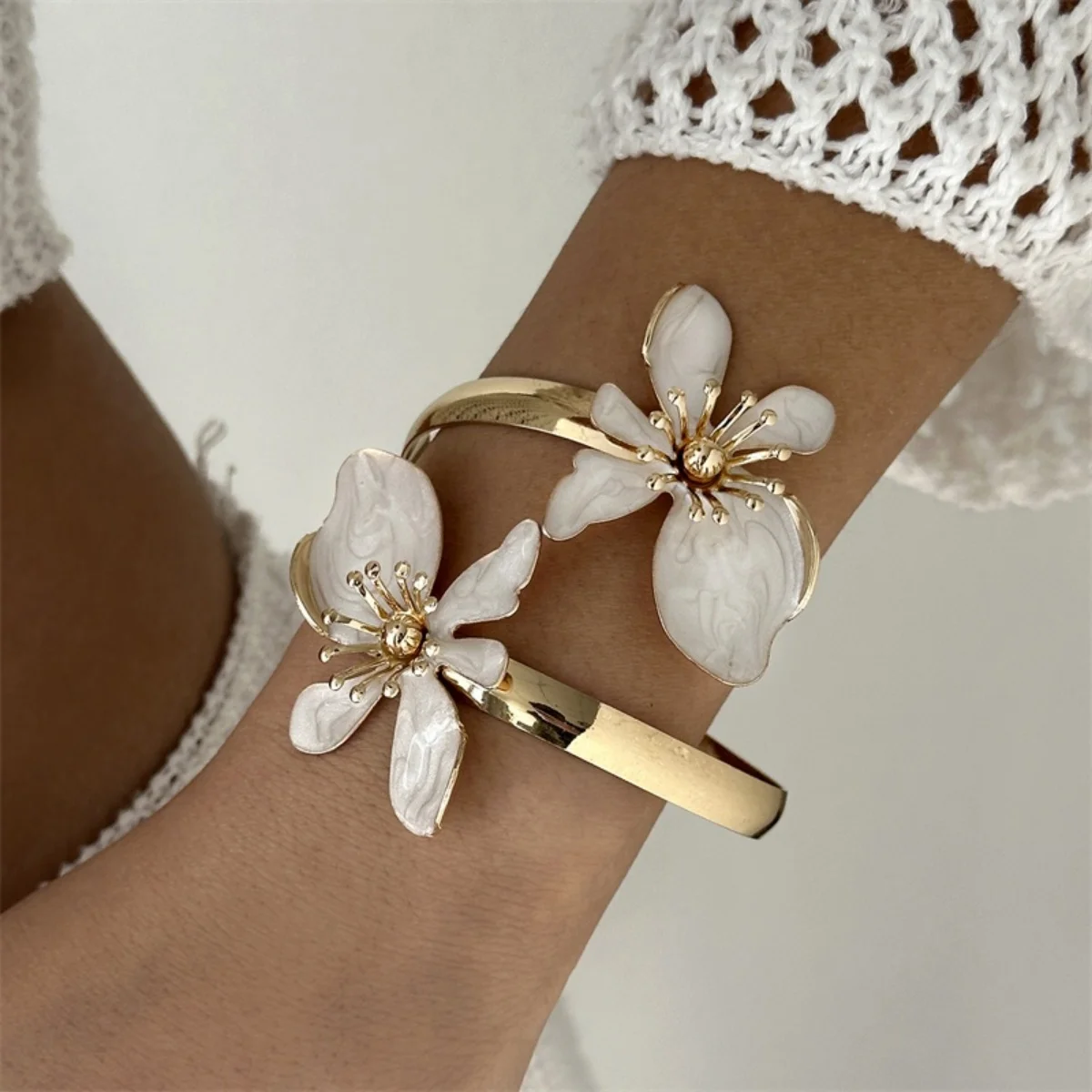 Dainty Butterfly Flower Cuff Bracelets For Women Vintage Elegant Enamel Floral Charm Opening Bangle Wedding Party Gift Jewelry
