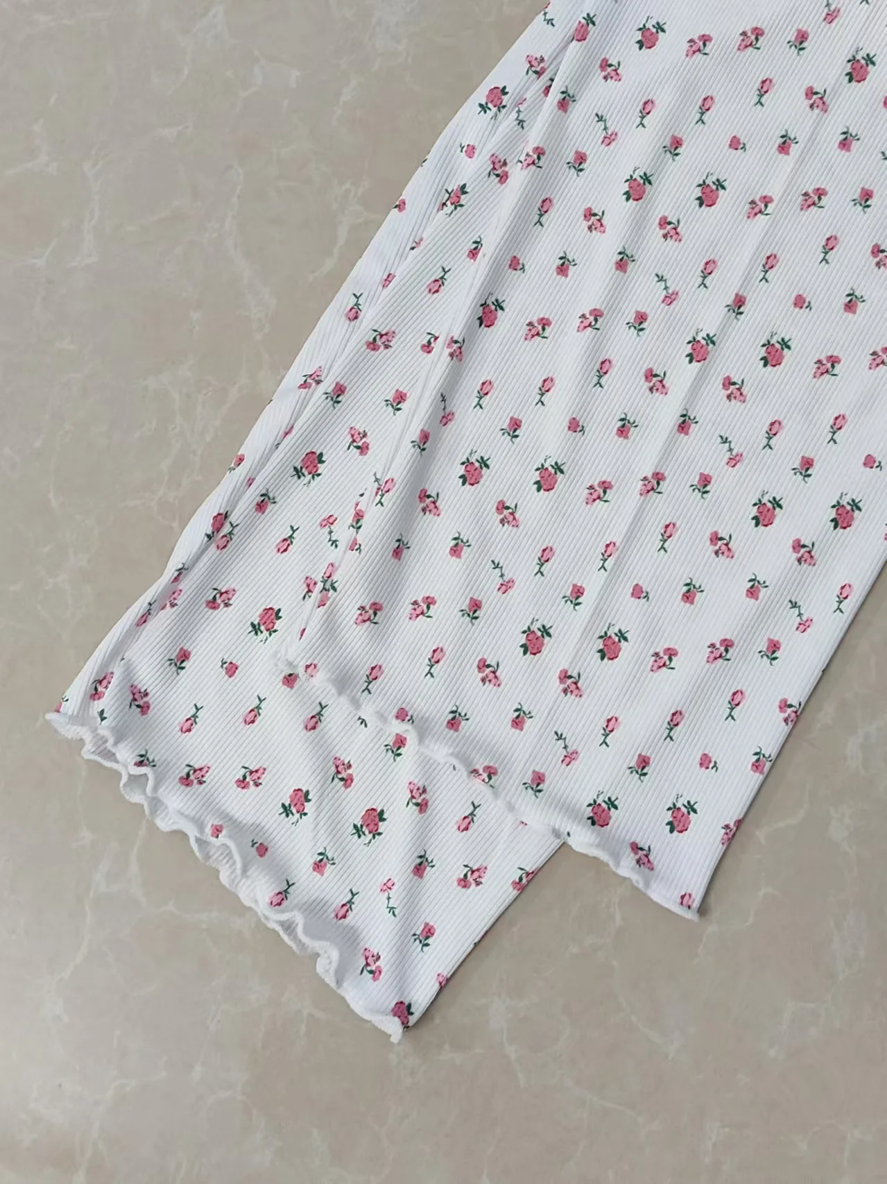 ملابس نوم منزلية برقبة على شكل حرف v مطبوعة بأكمام طويلة حافة ملفوفة من الخس سراويل طويلة مُزينة بالزهور مريحة عالية المرونة طقم منزلي نسائي