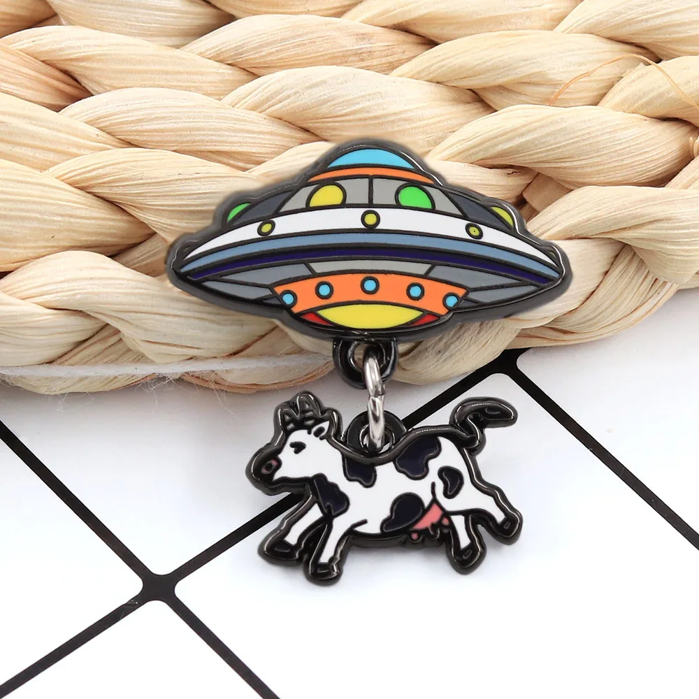 Lustige UFO-Entführungs-Kuh-Brosche, Monster-Raumschiff, Kuh-Fang-Abzeichen, Science-Fiction-Stil, Anhänger, Emaille-Pin, Kleidungsaccessoire – Detail 4