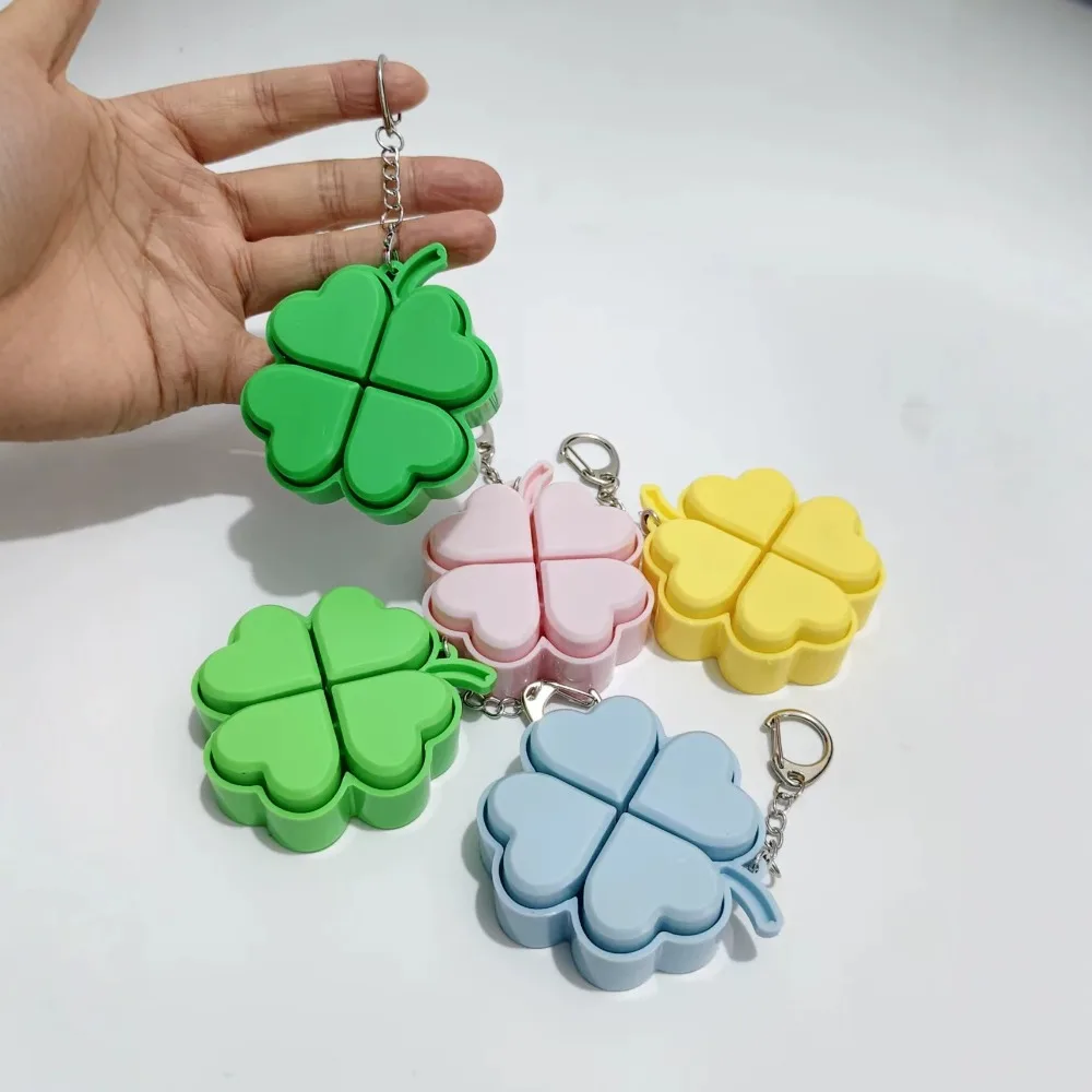 Glücksbringer Vierblättriges Kleeblatt Leuchtender Schlüsselanhänger Tragbarer Finger-Clicker Entspannungs-Charm Leuchtender Rucksack-Anhänger als Geschenk – Detail 11