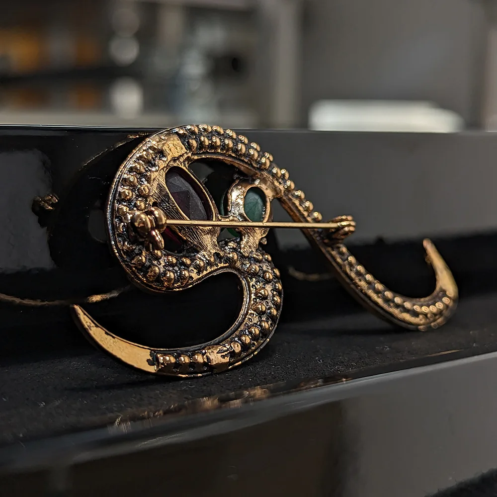 Antique Gold Twisted Snake Brooch Red Green Cubic Zirconia Serpent Lapel Pin Women Vintage Statement Suit Shawl Jewelry
