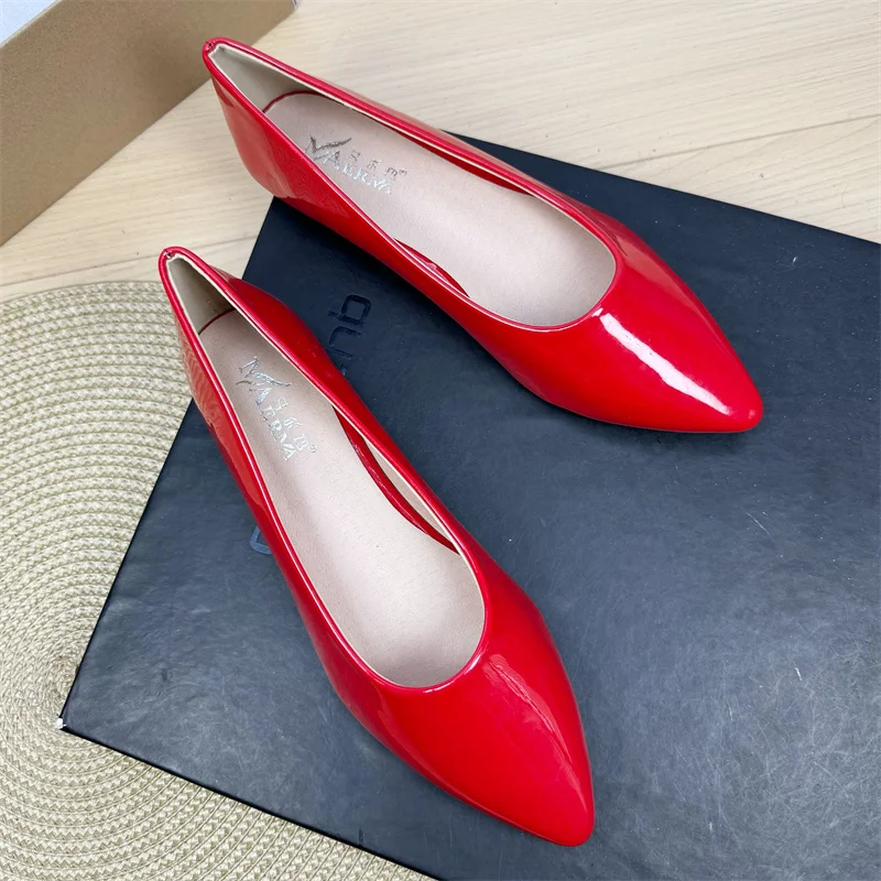 

2026 Spring New Fashionable Pointed Shallow Mouth Flat Wedding Shoes Anti Slip Large Size Four Seasons Casual Women's Shoes