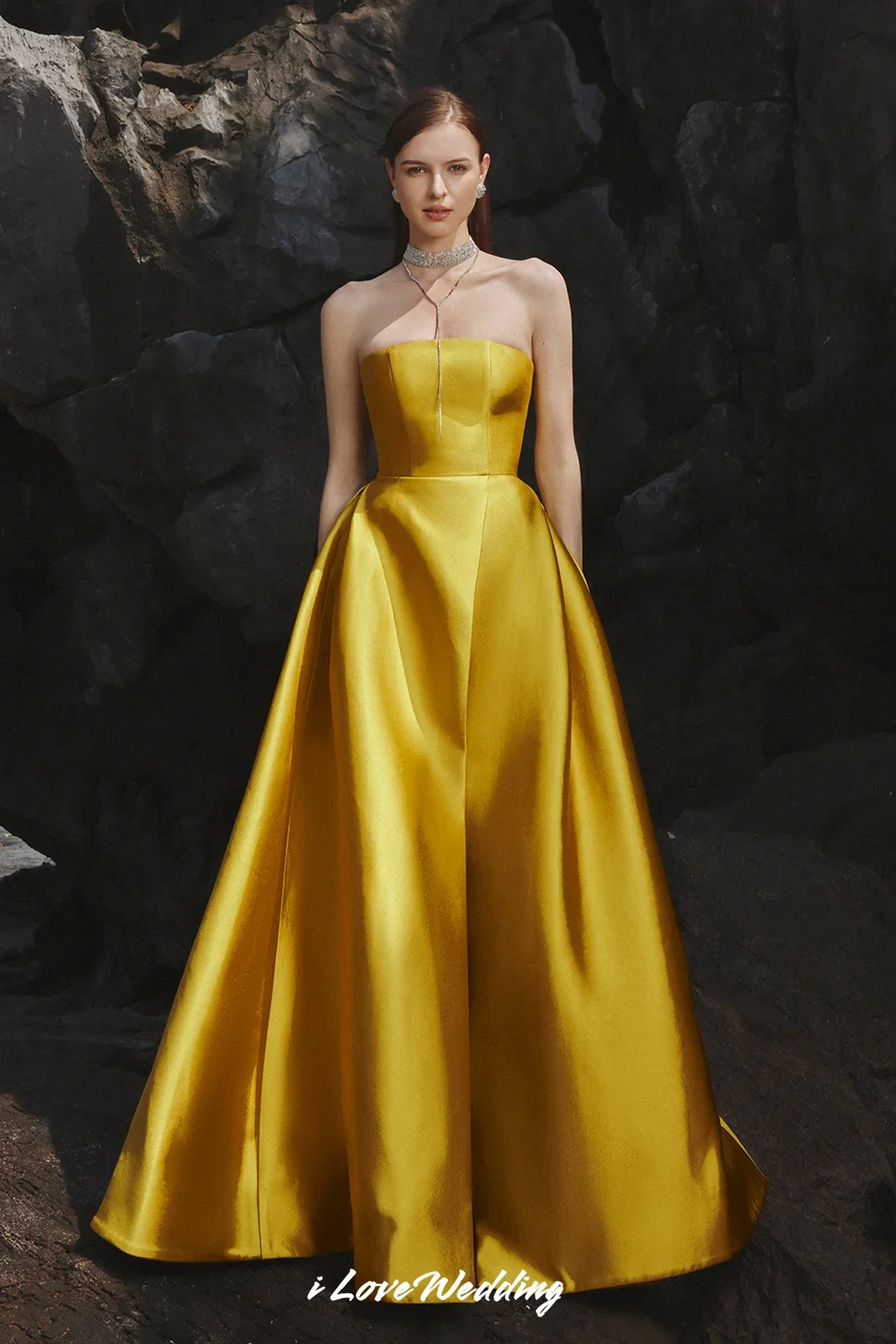 Złote suknie wieczorowe bez ramiączek 2025 satynowe bez rękawów, bez pleców, linia A, plisowane, rozcięcie do podłogi, sukienka dla gościa weselnego dostosowane