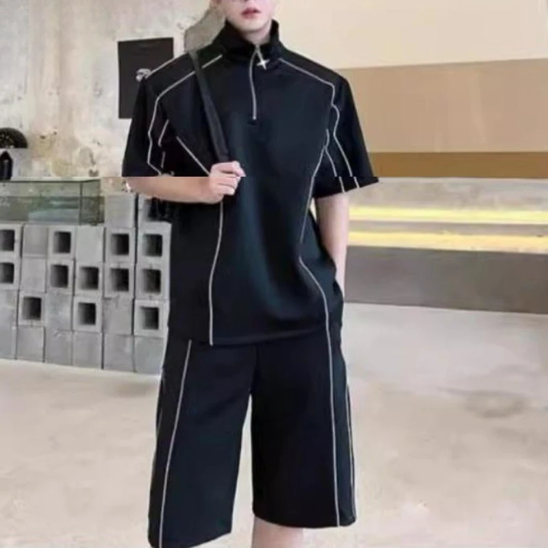 

Корейский стиль: Новинка! Мужской комплект для города премиум-класса: свободная футболка на молнии до середины груди и шорты. Спортивная коллекция из двух предметов.