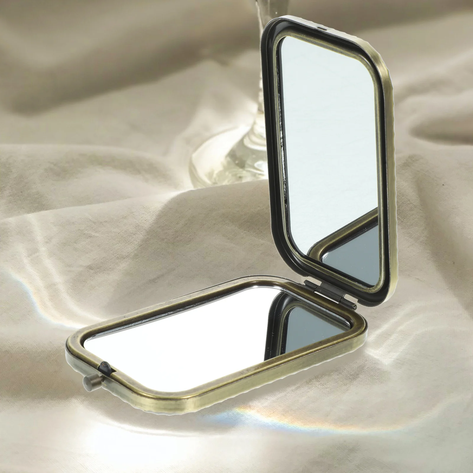 Specchio tascabile retrò Mini specchio per trucco doppio lato Dimensioni compatte Portatile pieghevole ad alta definizione Design chic per uso esterno