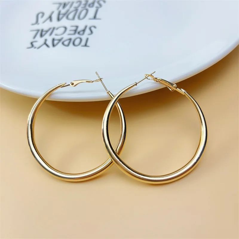 2025 New Women's Gold color Large Hoop Earrings (one Pair) Simple Smooth Geometric Round Earrings Stylish Everyday Accessories