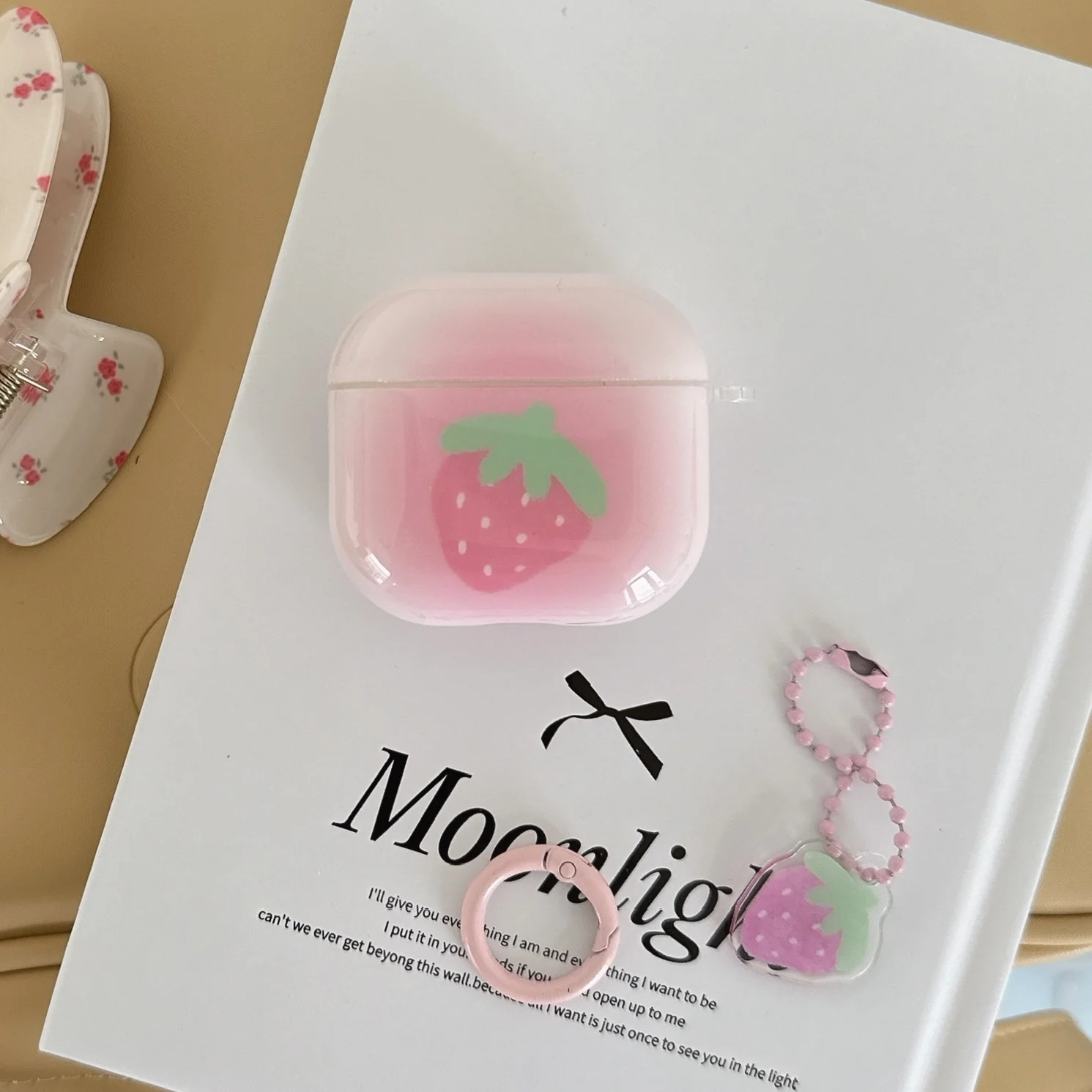 حافظة الفراولة الوردية مناسبة لسماعات AirPods 1/2/3/4 & Pro/Pro 2 - حافظة واقية لسماعات الأذن مضادة للانزلاق والصدمات، هدية عيد الميلاد، عيد الأم، للأصدقاء أو العائلة أو الزملاء!