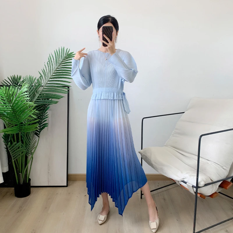 

Long Sleeved Dress For Women 2023 Spring New Round Neck Gradient Colour Loose Stretch Miyake Pleated A-Line Casual Over The Knee