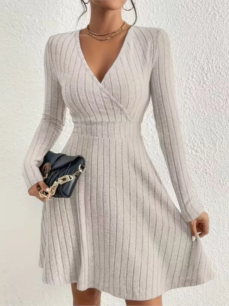 Elegantes, sexy V-Ausschnitt-Kleid für Damen, modisches Langarmkleid mit hoher Taille, locker geschnittenes Pulloverkleid, Damenkleidung für den Urlaub, Frühlingsneuheit
