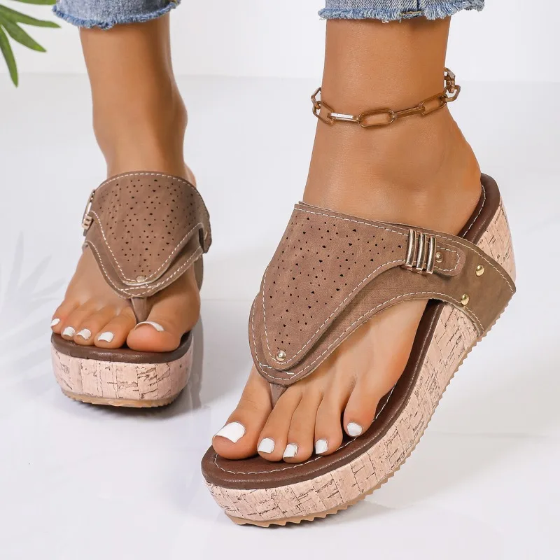 Sandal Wedge Wanita dengan Dekorasi Gesper, Sandal Platform Tebal, Sandal Wanita Model 2026, Sandal Musim Panas Hak Tinggi, Sandal Jepit Wanita Ujung Terbuka