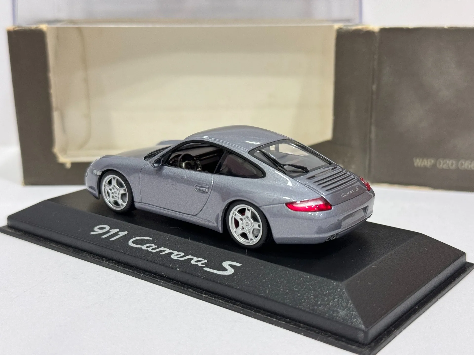 รถโมเดลไดแคสต์ Diecast Minichamps ขนาด 1/43 รุ่น Porsche 911 Carrera S ทำจากโลหะผสม ของสะสม ของเล่น ของที่ระลึก กล่องผิด ของชำร่วย อยู่ในสภาพเสียหาย
