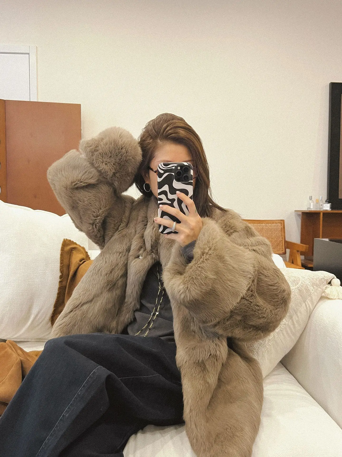 Pelliccia di coniglio dalla struttura semplice, consistenza morbida e brillante, cappotto da donna dal design a maniche lunghe