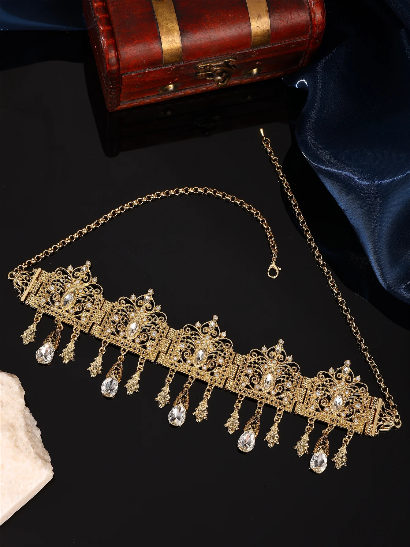 1 Stück Modische Damen-Kopfkette mit Ausgehöhlter Gravur & Kristallanhänger - Marokkanischer Damen-Hochzeits- & Festivalschmuck – Detail 3