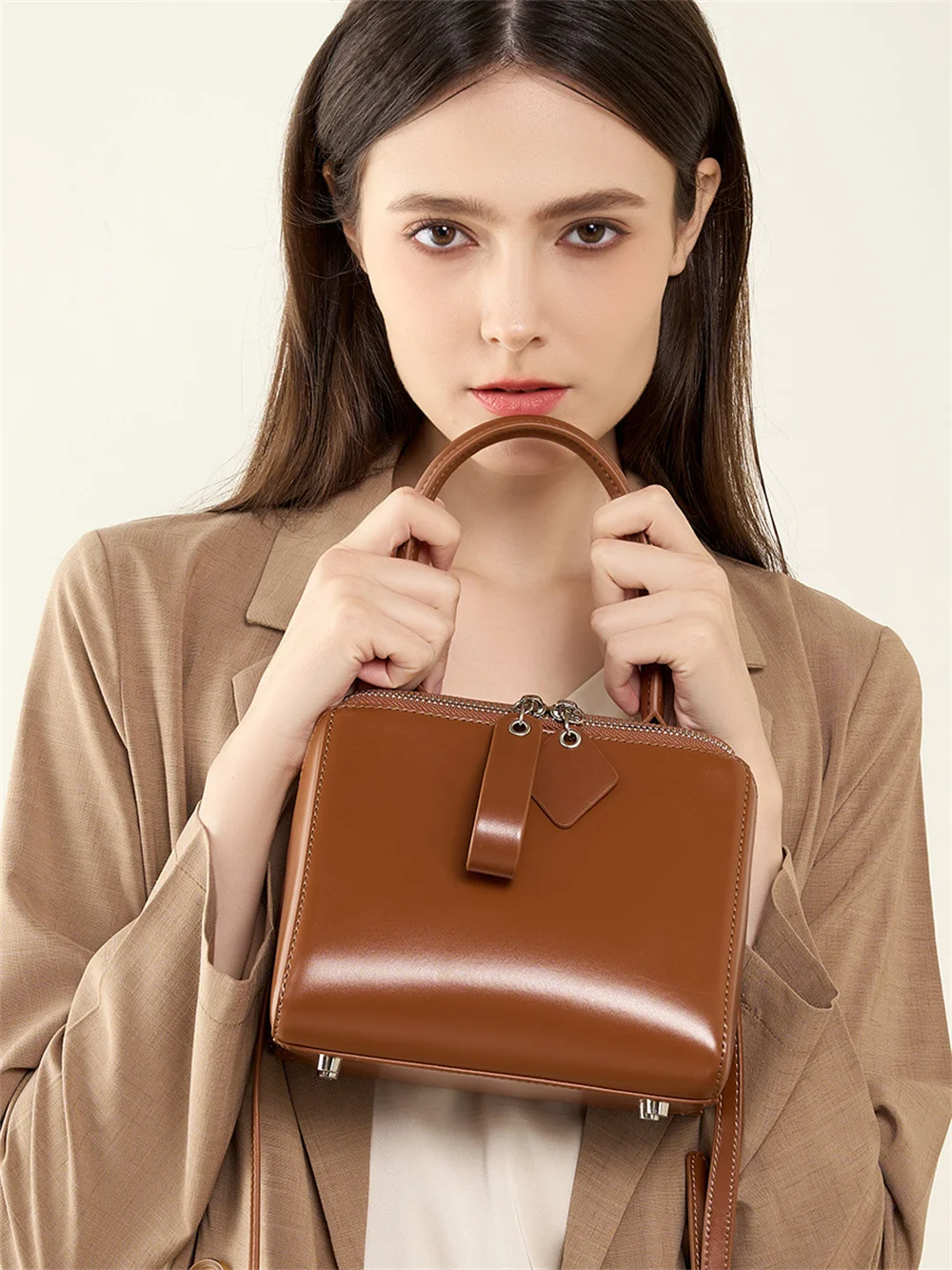 

Cowhide versatile handbag, 2024 new model, popular this year, high-end texture French niche one shoulder crossbody bag