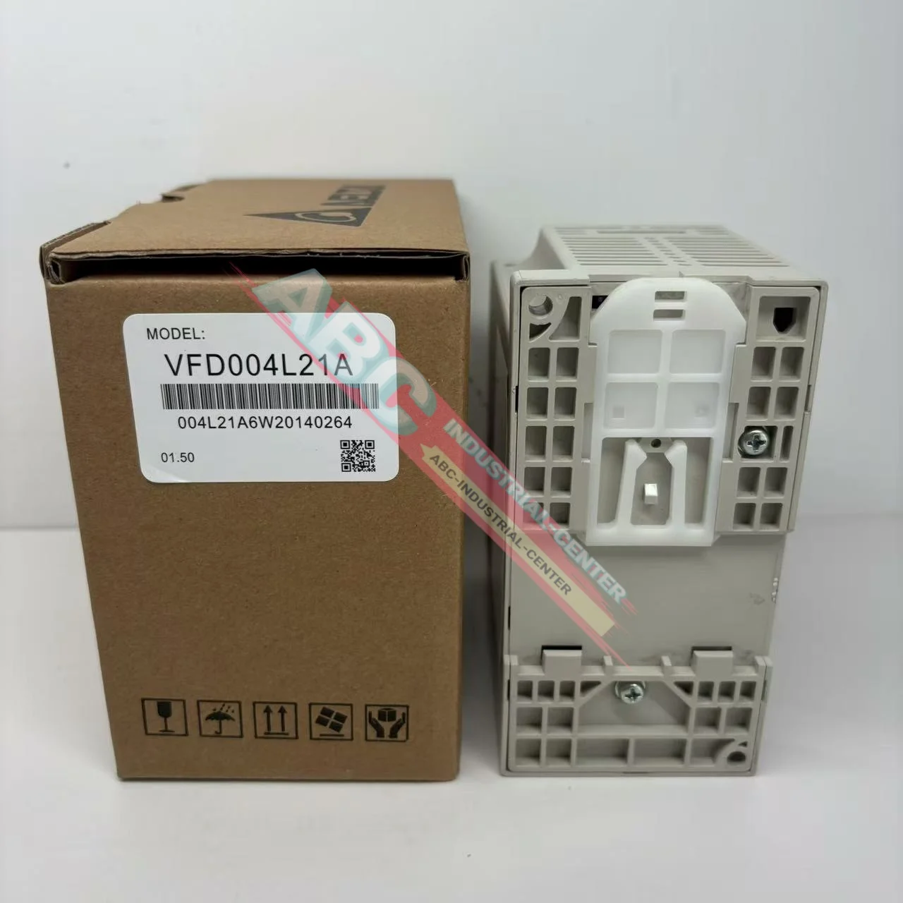 

Инвертор VFD004L21A совершенно новый