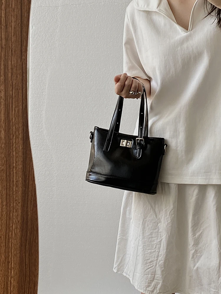 

Новое поступление 2025 года, женская маленькая черная кожаная сумка | Мини-сумка для девочек классического дизайна с застежкой-застежкой-замком и двойными ручками