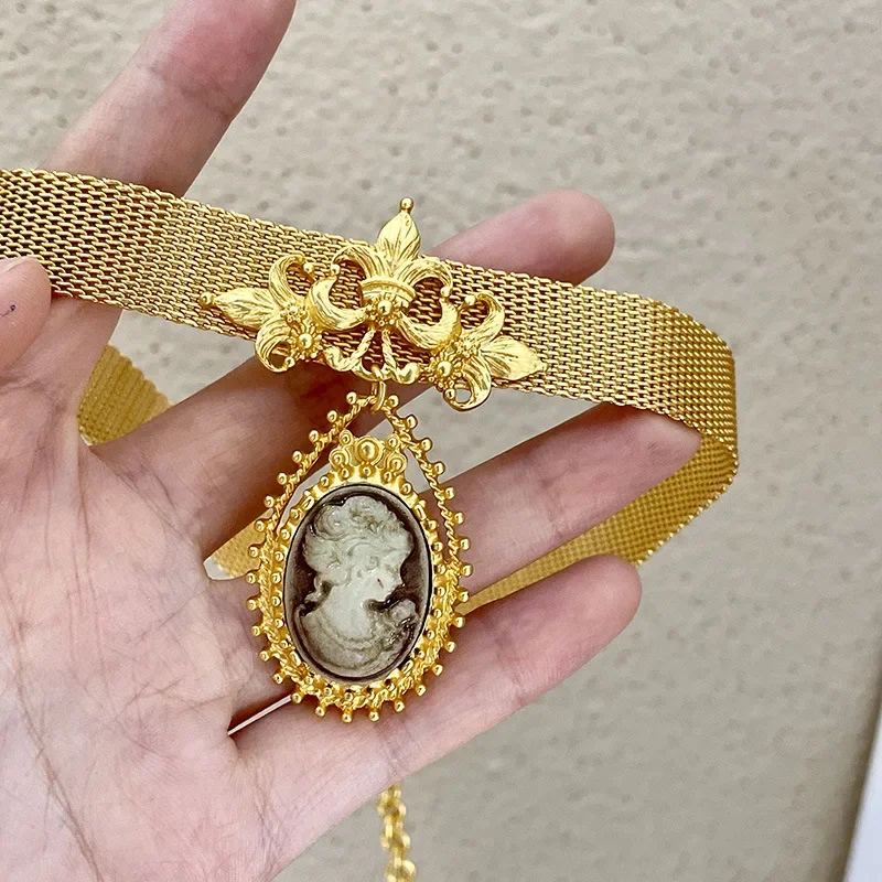 Vintage Metal handmade necklace Fashion Oval Portrait pendant necklace collarbone chain women\'s statement jewelry gift