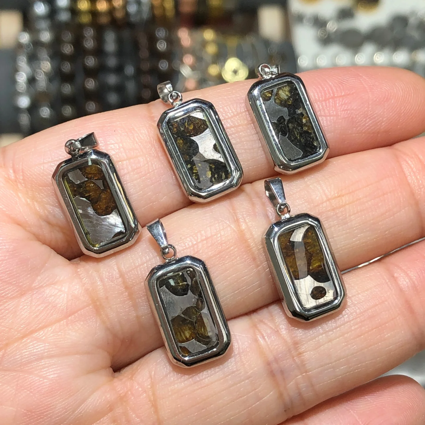 1 Pc Fengbaowu Natural Olive Aerosiderite Meteorite Rectangle Pendant Stainless Steel Reiki Healing Stone Jewelry Gift Men Women